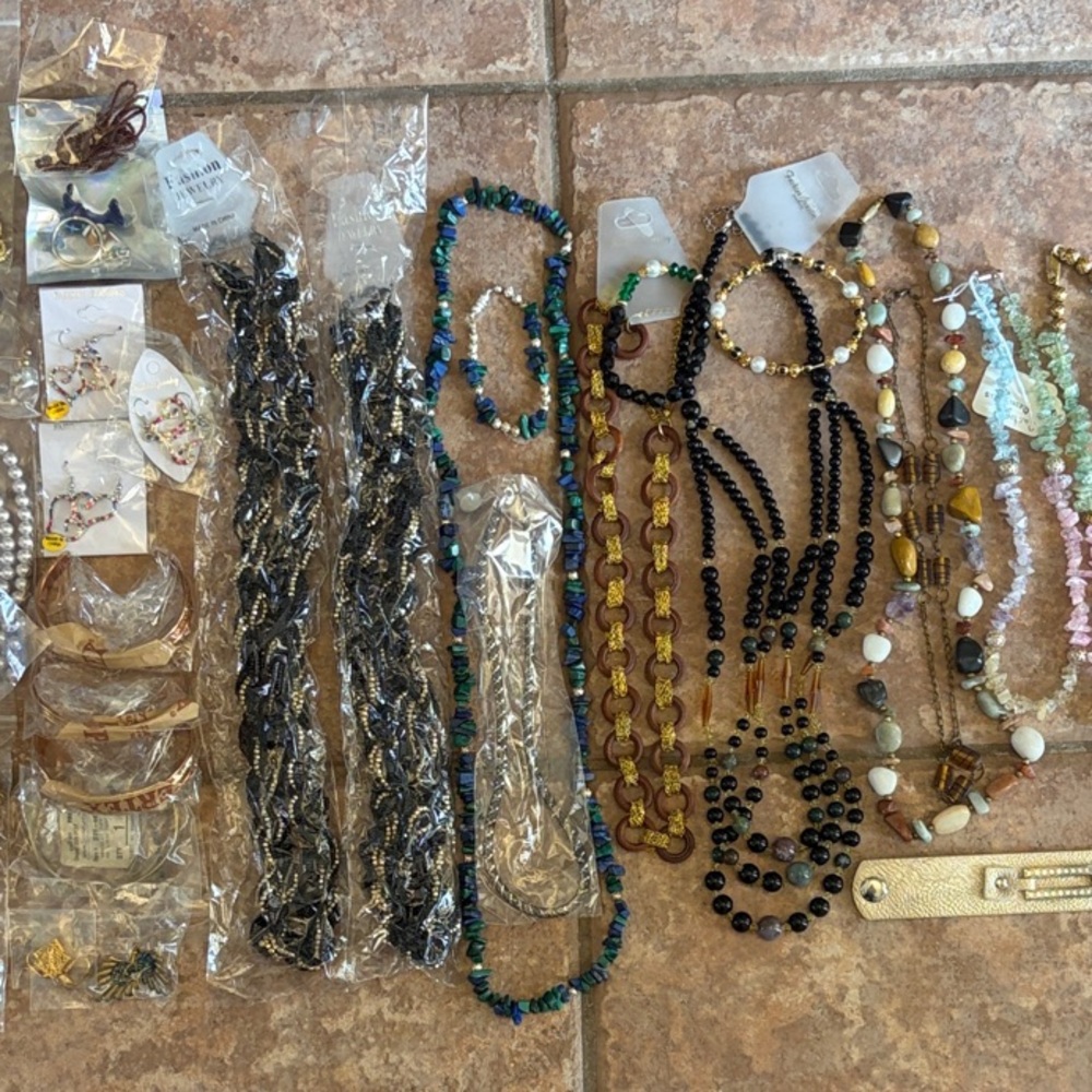 Mixed Womens Fashion Necklace & Jewelry Lot in Black, Gold, Blue, Pink, Green